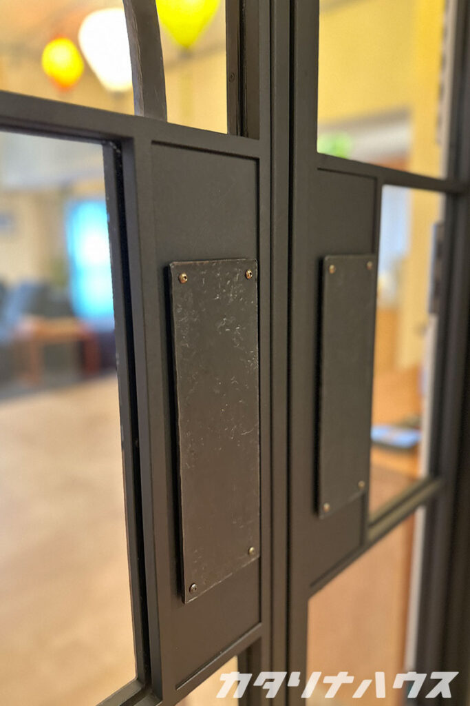 アイアンの扉。押して開ける扉
