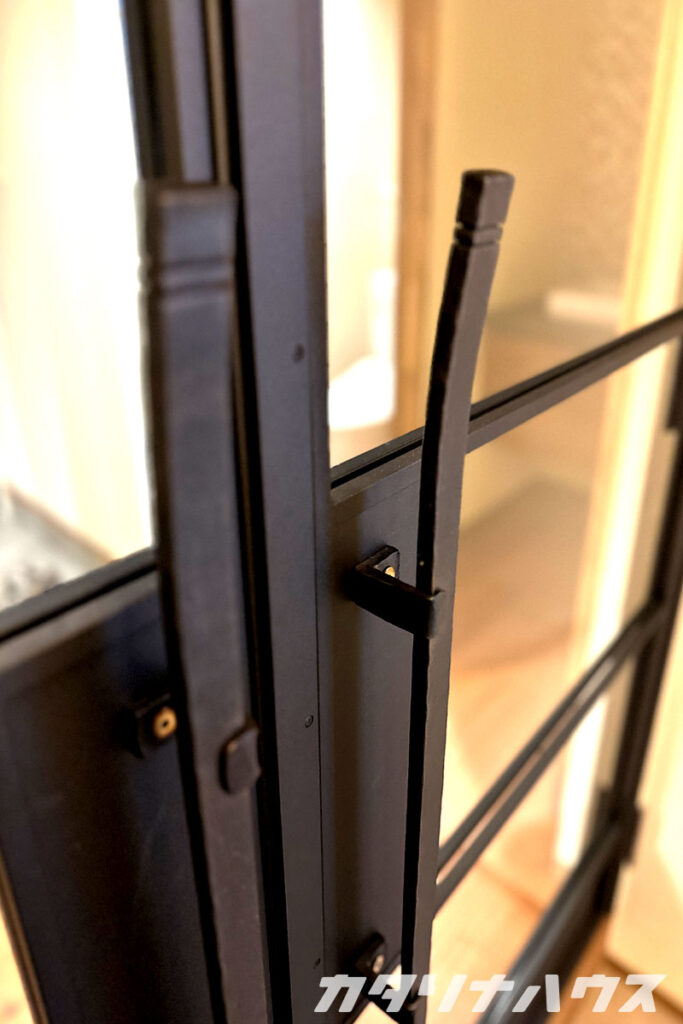 ざらりとした手触りの鉄の取っ手。