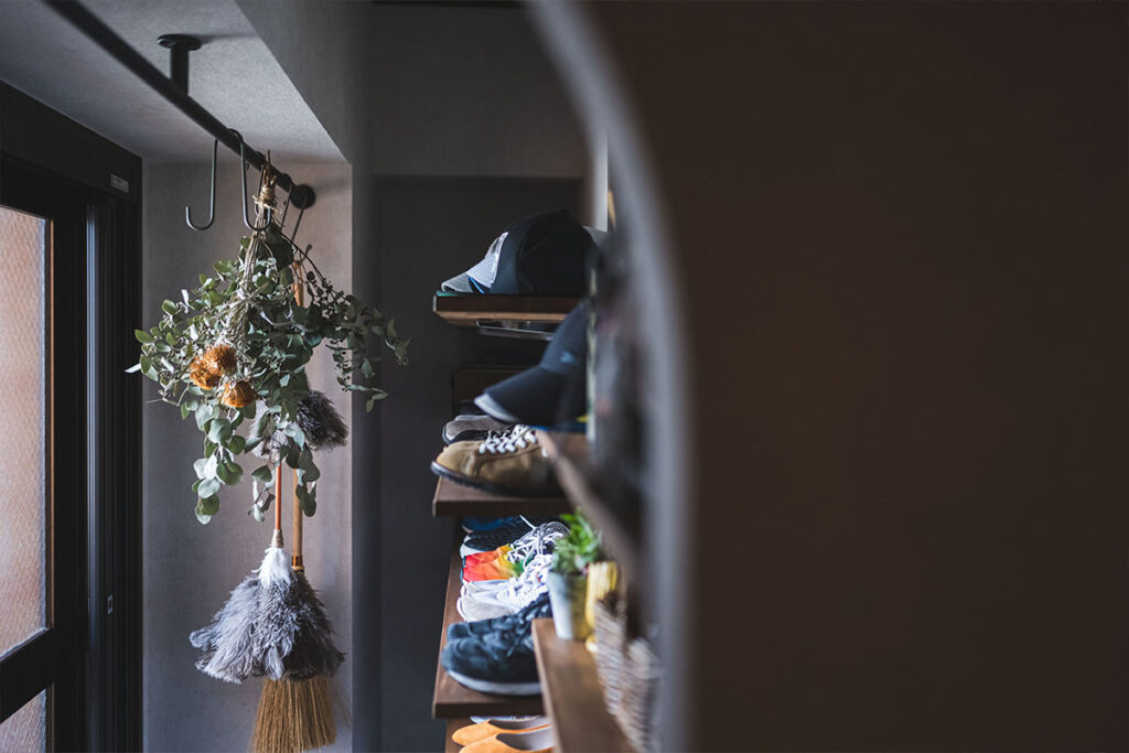 アイアンで作られたハンガーパイプと棚受け。