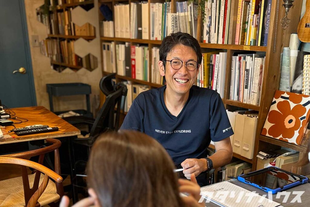 リノベーションの打合せをする男性スタッフ。