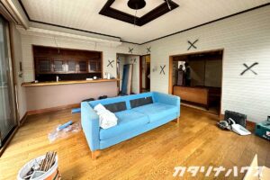 リノベーション前のリビング。撤去予定の壁にマーキングが入り、間取り変更に向けた準備が進む様子が伝わる1枚です。