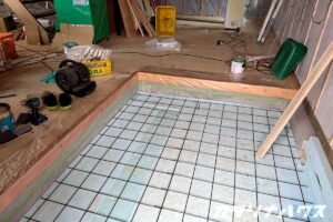 玄関土間にスタイロフォーム断熱材を敷き込み、コンクリート打設に向けて配筋（ワイヤーメッシュ）を施工した状態。中古住宅リノベーションの断熱改修工程