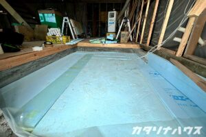 玄関土間一面にスタイロフォーム断熱材を敷き詰めたリノベーション現場。断熱改修による住まいの快適性向上を図る施工工程