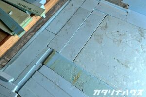 玄関土間部分にスタイロフォーム断熱材をサイズ調整しながら隙間なく敷き詰めた施工途中の様子。中古住宅の断熱リノベーション