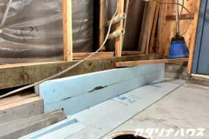 玄関土間の立ち上がり部分にスタイロフォーム断熱材を貼り付け、段差をなくして断熱補強した施工後の状態。中古住宅の断熱性能を高める工事