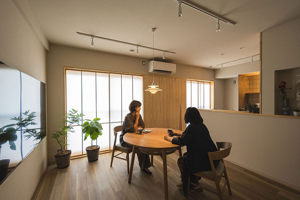 リノベーションされたLDKで団らんする女性