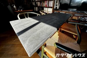 モールテックスを塗って仕上げた質感のあるテーブル