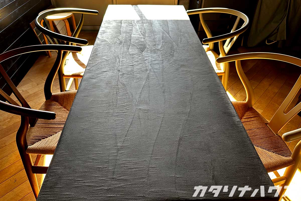 モルタルの様な質感が陰影を作っているテーブル