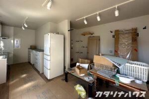 リノベーション完成間近の一戸建て。内装工事が完了した様子