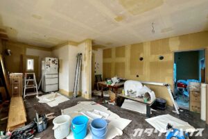 壁と天井は石膏ボードで、これから壁紙を貼る準備用具が床に並ぶ