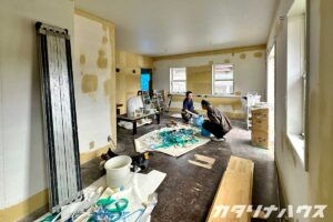 天井の作業を終え、ゴミを片づけながら談笑するスタッフ