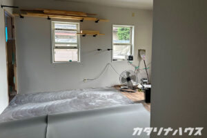 既存のフローリングに接着剤を塗ってフロアシートを貼っているところ