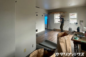 床に貼るシートのサイズを確認している内装屋さん