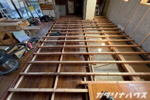 一段低かった水回りをバリアフリーにするため作られた根太。