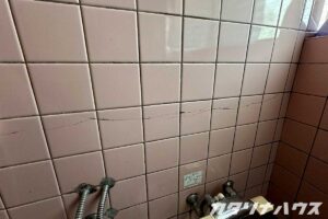 タイルで設えた浴室の壁に走るクラック.耐震化とは関係ないと思われがちだが、気を付ける必要がある。