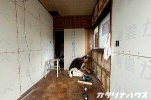 洋室の壁を解体し、耐震壁を設置する大工さん。
