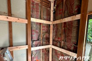 壁が解体され、断熱材が見えている築40年ほどの木造住宅