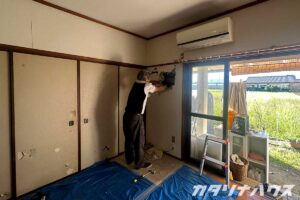 建物の耐震化の為、壁を解体する職人の姿。