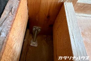 柱と大引を補強している耐震金具