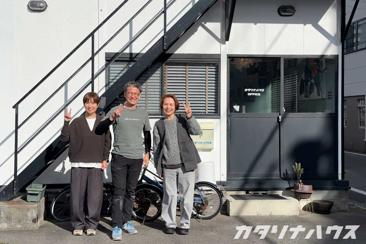 事務所の前にスタッフ三人並んで記念撮影