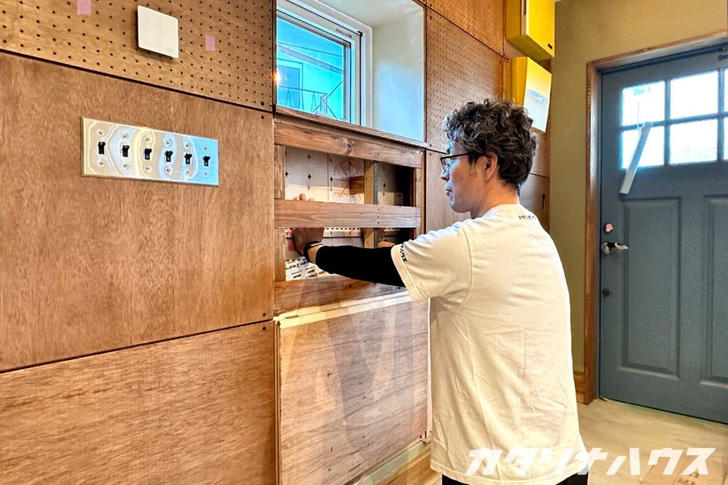 壁の中の断熱材に触れられる体験型のリノベーションモデルルーム