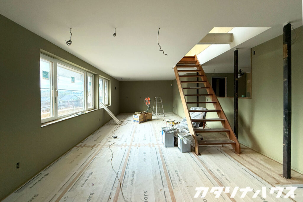 完成間近のリノベーションモデルルーム。スモークグリーンの塗装が施された室内