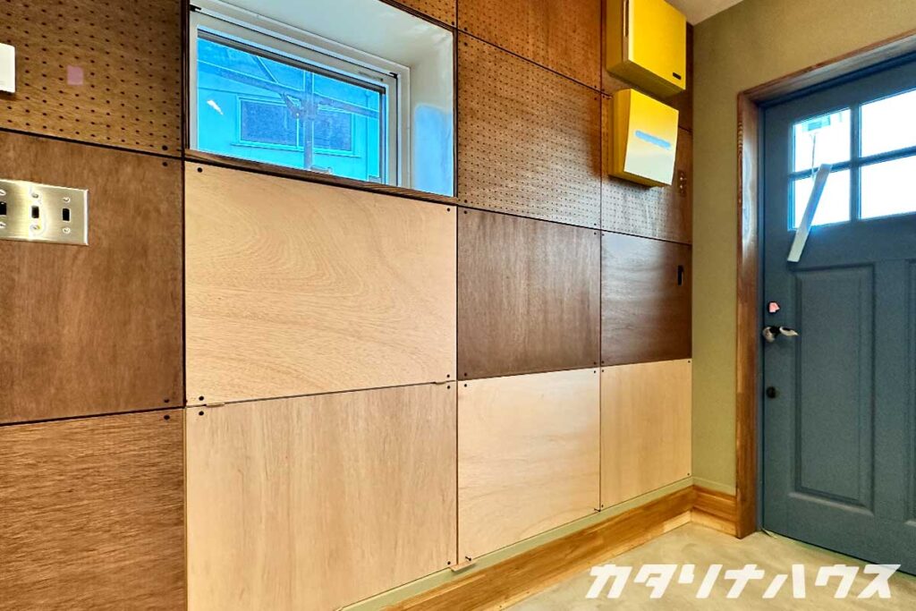 有孔ボードやべニア板で彩られた壁。