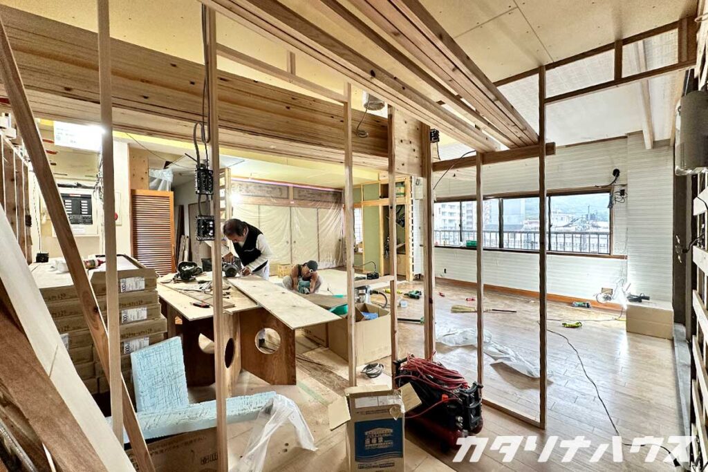 松山市で進行中の中古住宅リノベーション現場。大工が石膏ボードを施工し、内装下地工事を行っている様子