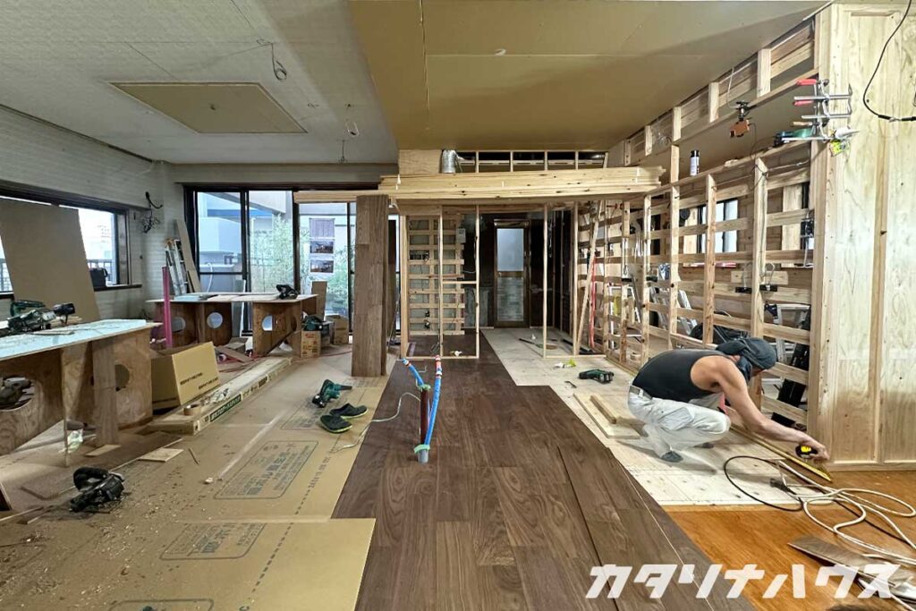 自宅マンションリノベーションの床工事。松山市で大工が無垢風フローリングを施工している現場の作業風景