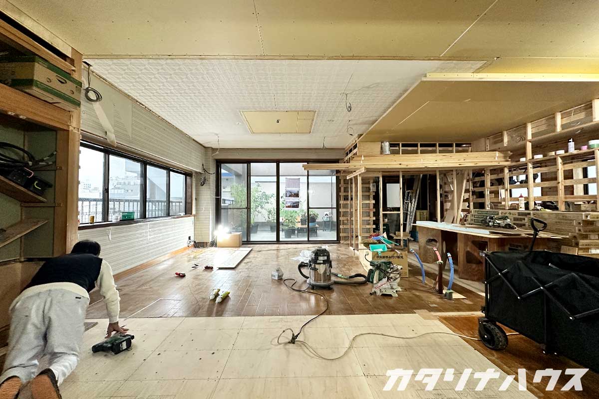 松山市で進行中のマンションリノベーション現場。和室をフローリングにするために床の高さを合わせる大工。