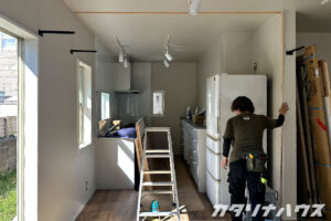 松山市の猫と暮らすリノベーション現場、キッチンとLDKの間仕切り施工前の空間