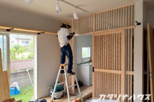 猫のキッチン侵入を防ぐ木製格子間仕切りにキャットウォークを設置するリノベーション工事