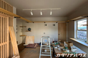 猫が上下運動できる壁面ステップとキャットウォークのあるリビング空間