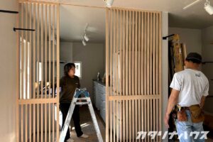 猫の行動を考えた木製格子建具の製作工程、松山市の住宅リノベ現場