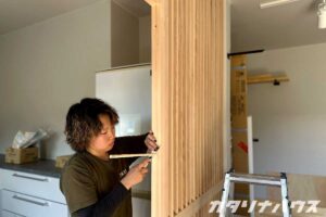 猫のキッチン侵入防止のための格子間仕切り、ビスを隠す細かな仕上げ