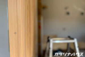 猫の安全と人の家事動線を両立する格子建具の加工