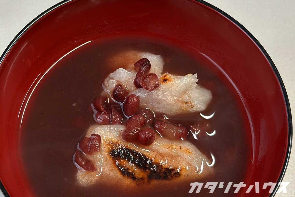 漆塗りの椀に入ったぜんざい
