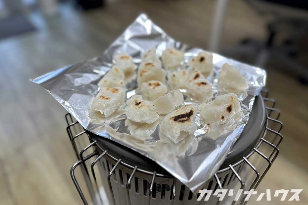 ストーブの上で焼かれる餅。