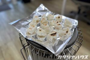 ストーブの上で焼かれる餅。