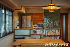 対面キッチンのリビング側にタイルを貼ったマンションリノベ
