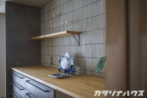 縦長のスリムなモザイクタイルを貼ったキッチンバック