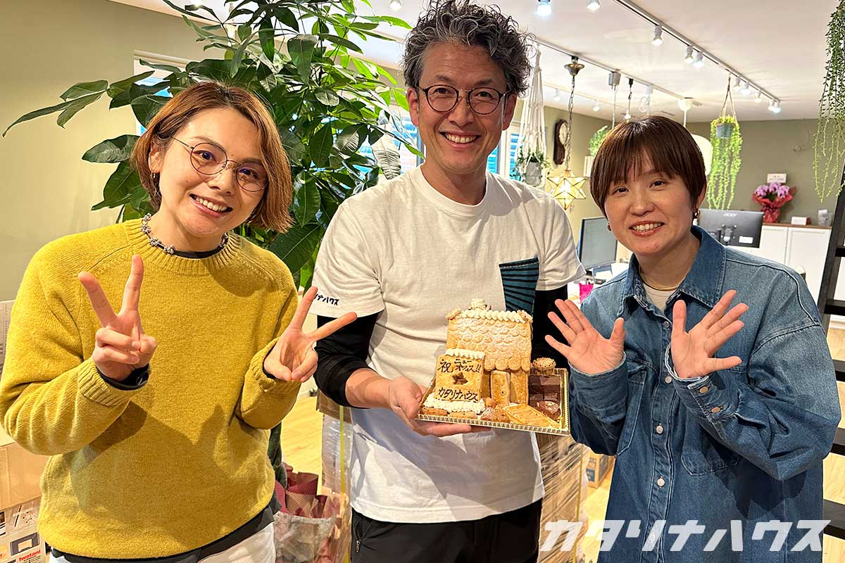 ケーキを手に笑顔で集まるカタリナスタッフ