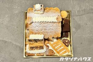 粉砂糖と生クリームで雪を再現しているおかしの家
