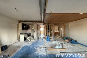 リノベーション工事中の室内で、解体が進み下地や配管が見えている様子