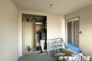 リノベーション工事中の室内で、造作収納を解体している作業の様子