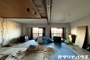 リノベーション工事中のLDKで、天井を解体し配管や下地が見えている様子