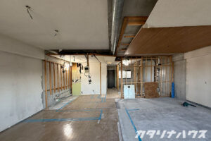 リノベーション工事中のLDKで、壁や天井を解体し間取りが見渡せる状態