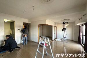 松山市内の分譲マンションでリノベーション工事の解体がスタート