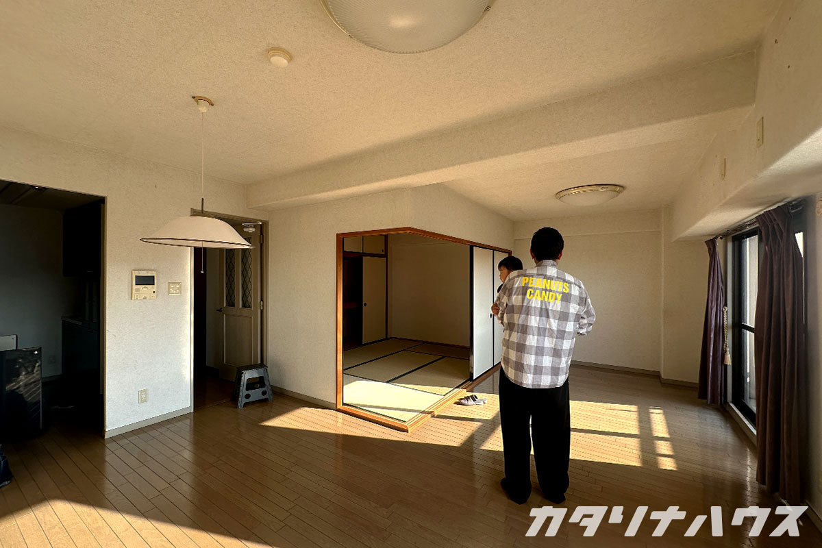 購入した松山の中古マンション。リノベ前に室内を確認する親子。
