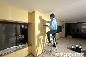 壁のパテ入れをするご主人